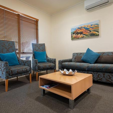 Regal Palms Resort Rotorua Eksteriør billede A living room in a typical apartment