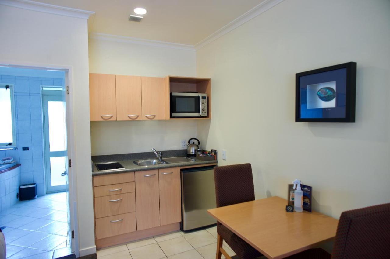 Regal Palms Resort Rotorua Eksteriør billede A kitchenette in a hotel room