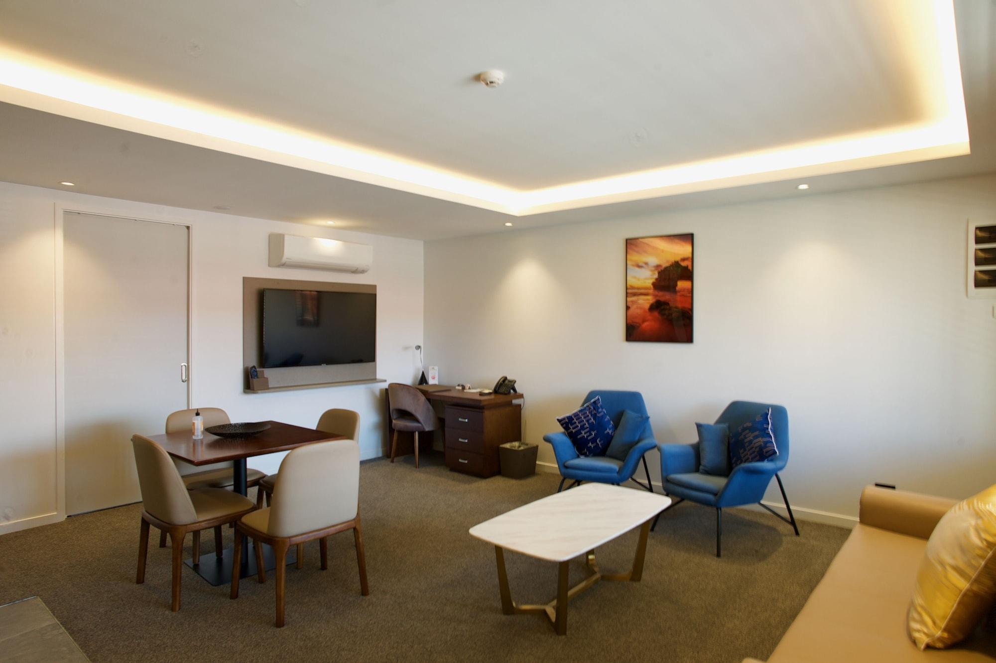 Regal Palms Resort Rotorua Eksteriør billede A living room in a typical apartment at the hotel