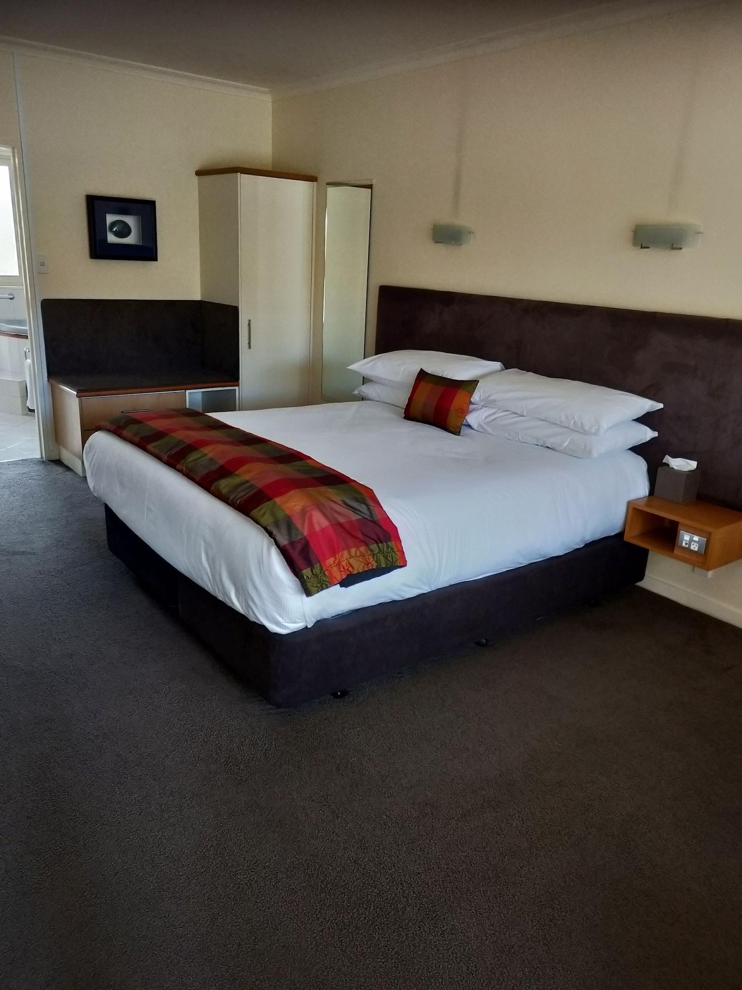 Regal Palms Resort Rotorua Eksteriør billede A bed with a bed runner