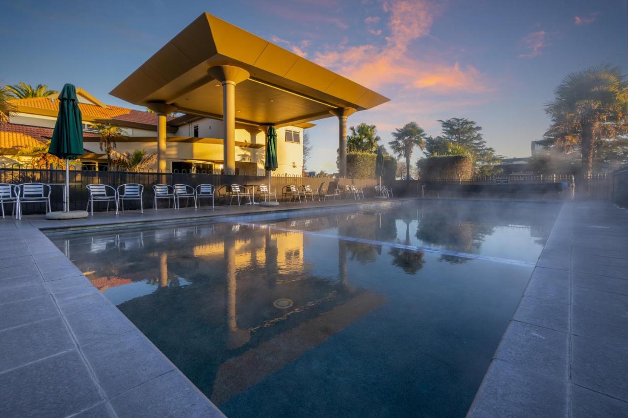Regal Palms Resort Rotorua Eksteriør billede The pool at the hotel