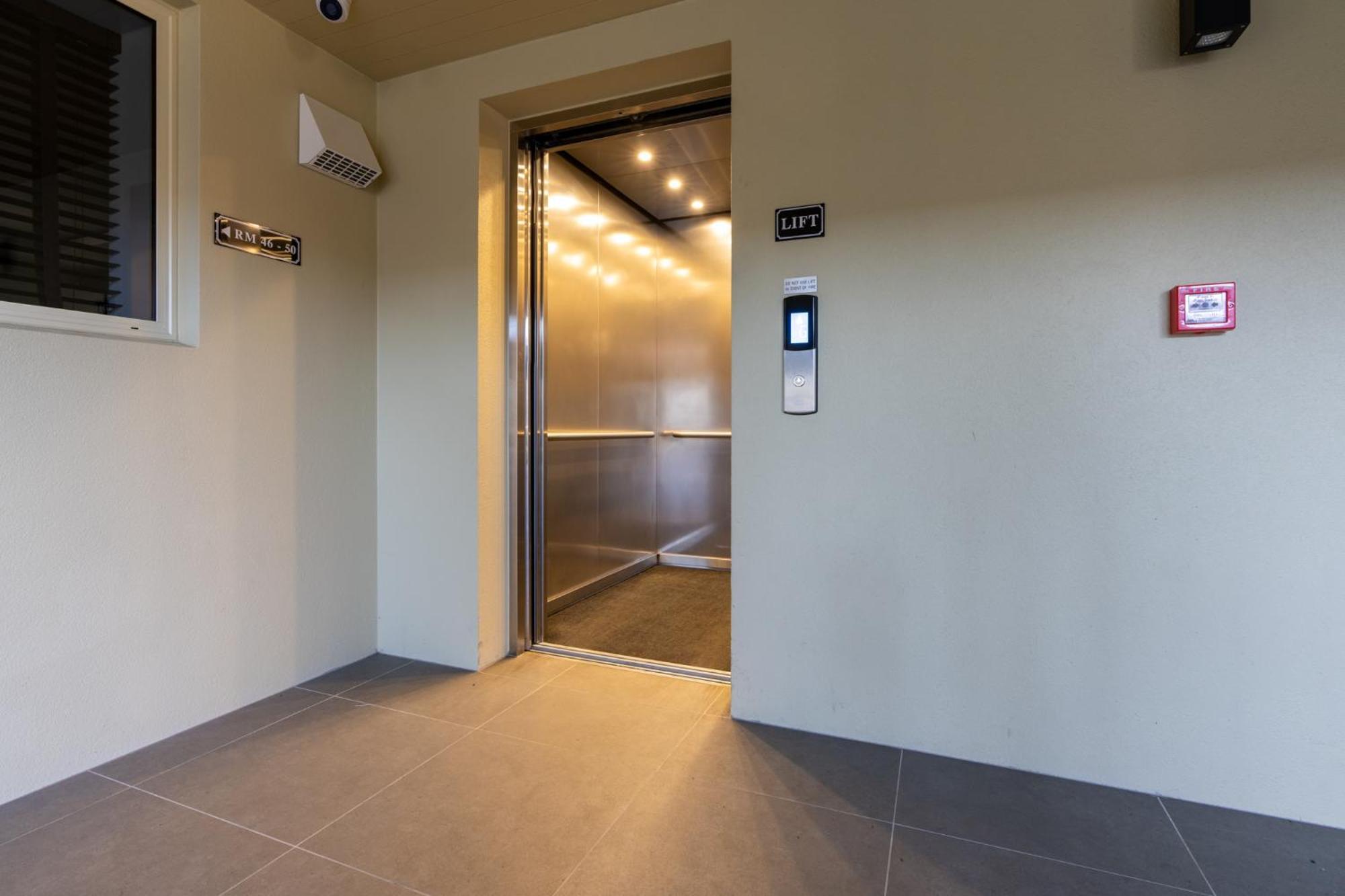 Regal Palms Resort Rotorua Eksteriør billede A residential elevator
