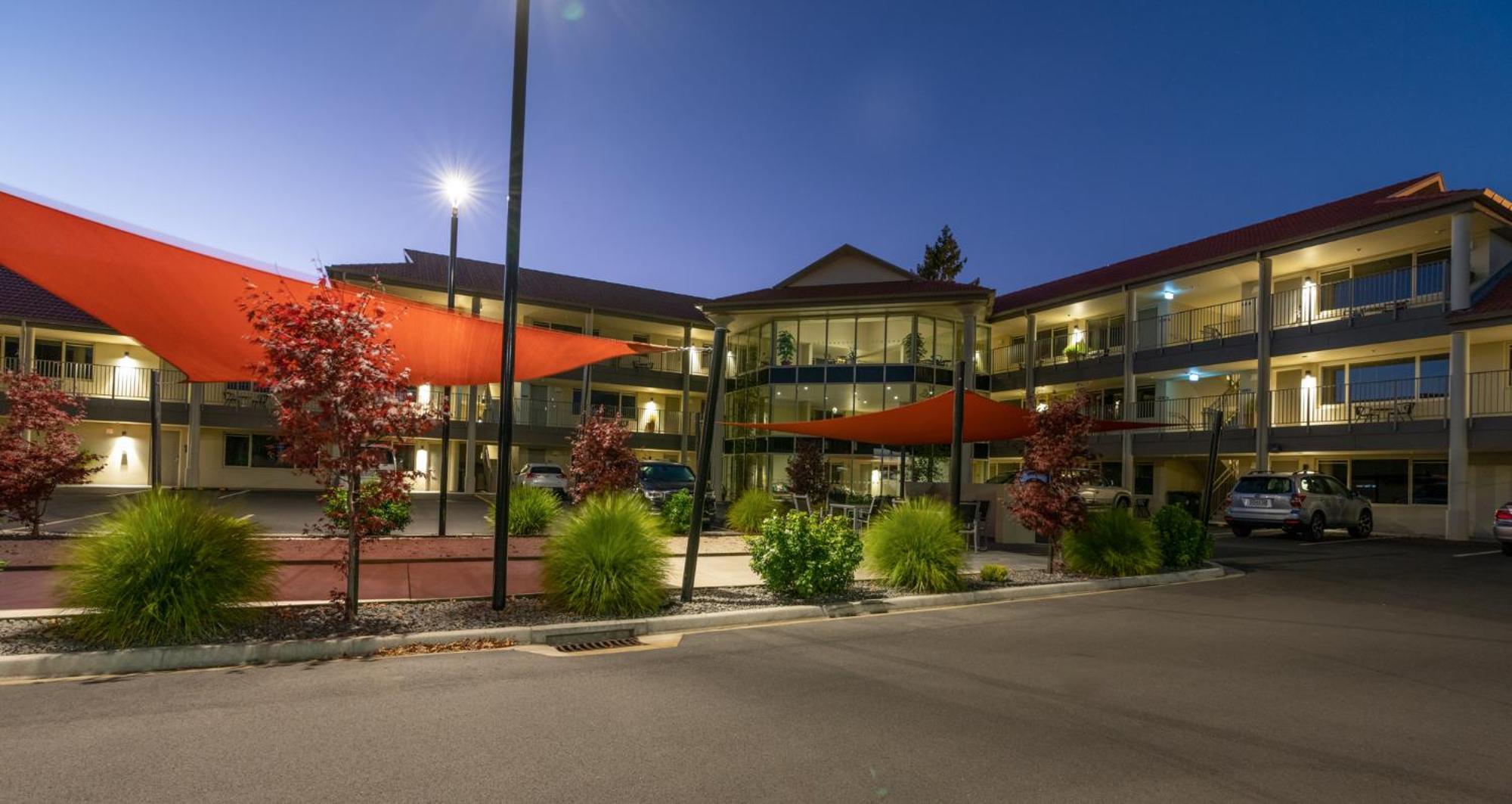 Regal Palms Resort Rotorua Eksteriør billede The Village at Night