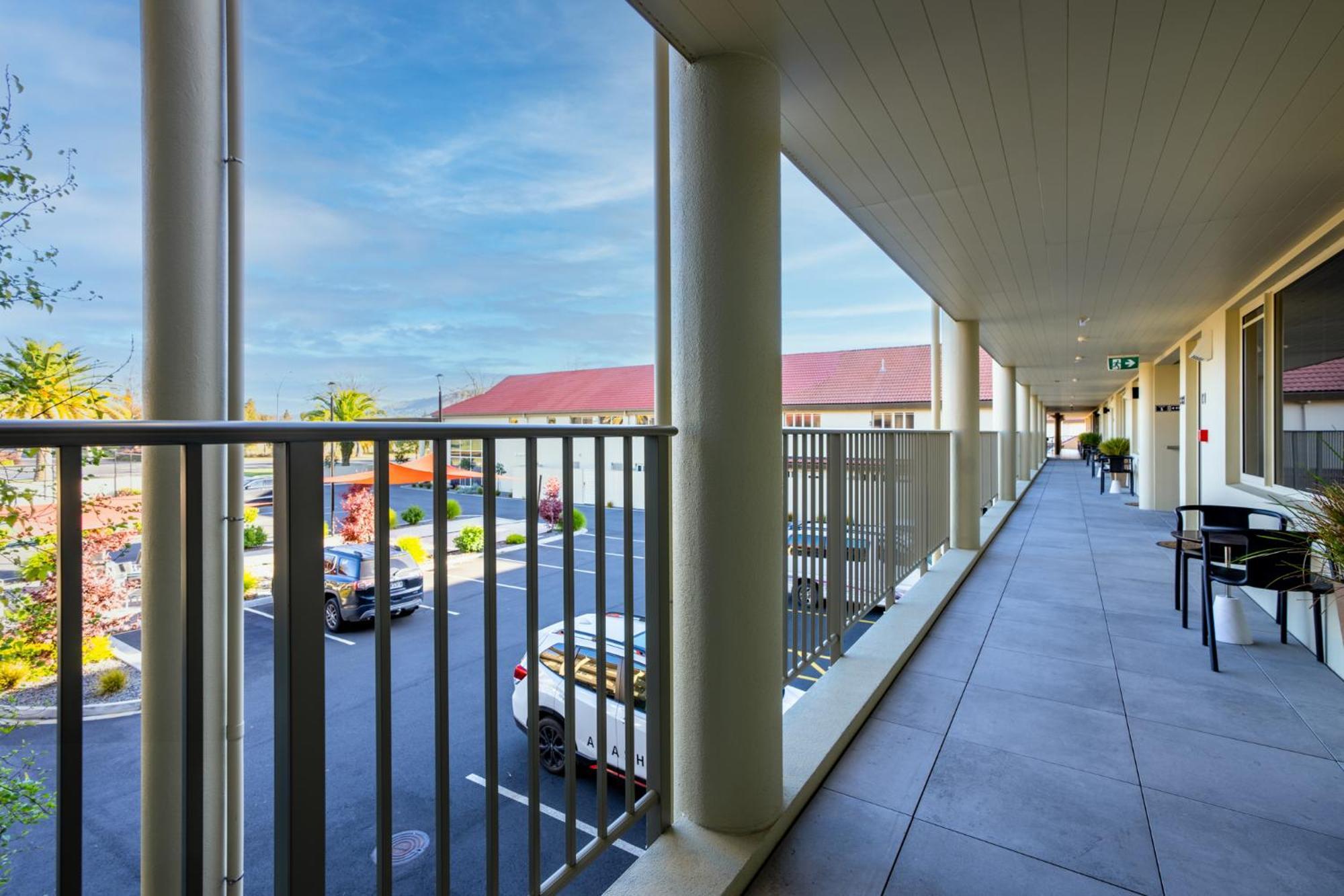 Regal Palms Resort Rotorua Eksteriør billede A balcony at the hotel