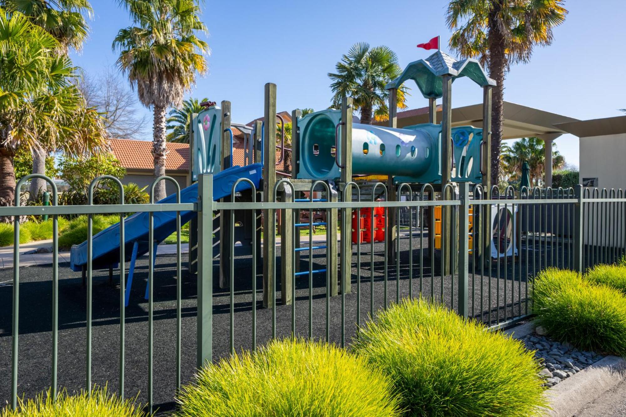 Regal Palms Resort Rotorua Eksteriør billede Playground at the park