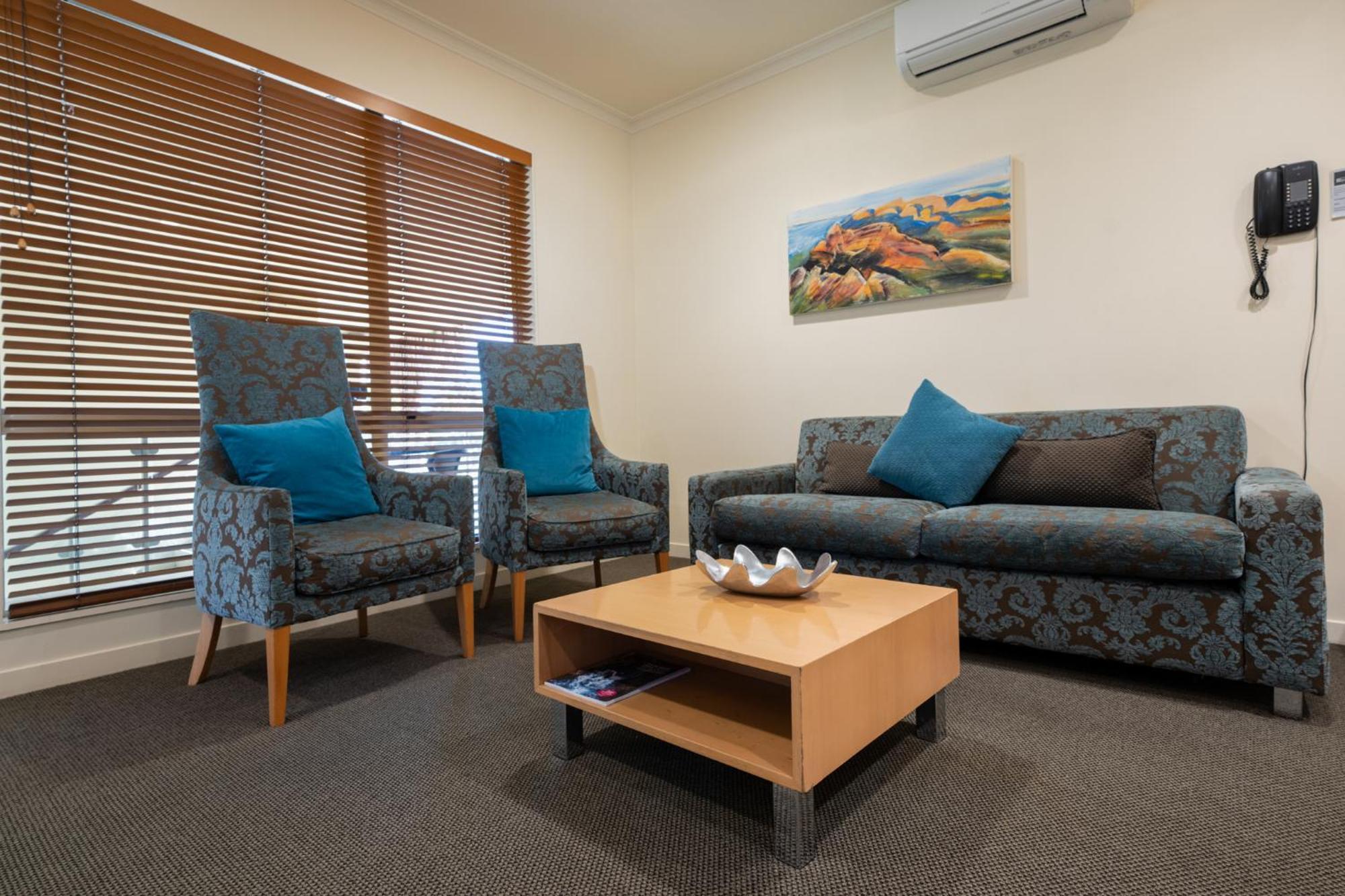 Regal Palms Resort Rotorua Eksteriør billede A living room in a typical apartment
