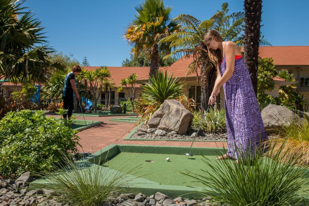 Regal Palms Resort Rotorua Eksteriør billede A woman playing mini golf